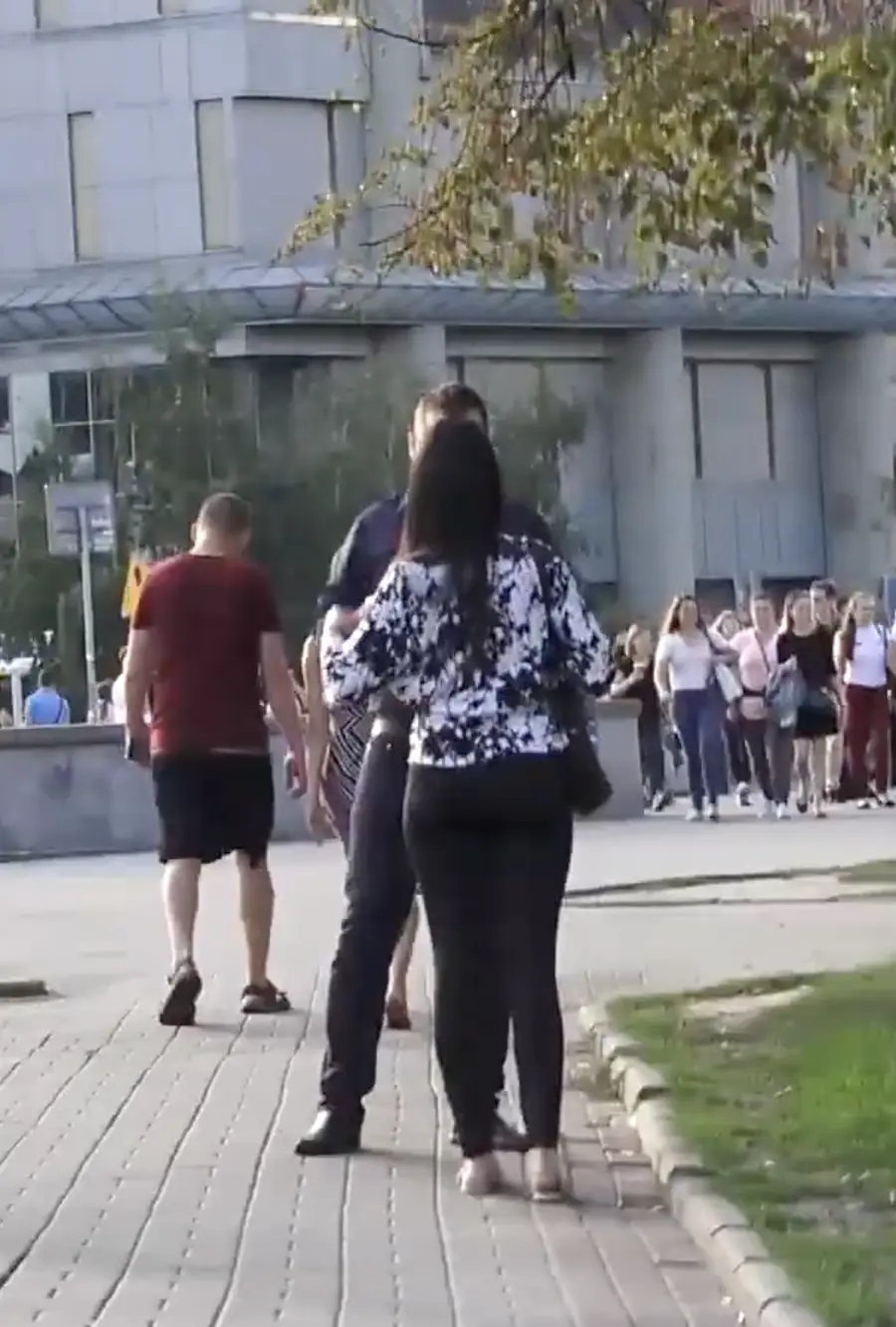 Podejście w parku pełnym ludzi